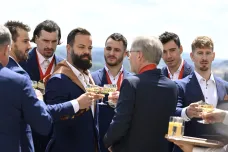 Premiér Fiala přijal hokejové mistry světa. Týmu udělil medaili Karla Kramáře
