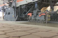 Kvůli slintavce a kulhavce se frézuje asfalt