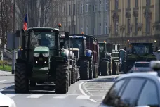 Čeští zemědělci opět protestovali, s traktory zamířili na hranice i do měst