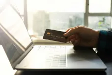 Policie navrhla obžalovat dvacet lidí v případu falešných telefonických bankéřů