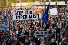 Desítky demonstrací a obviňování z přípravy puče provází politickou situaci na Slovensku