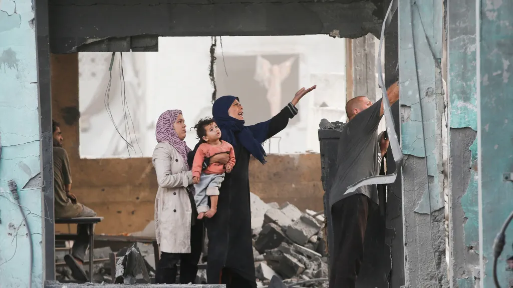 Vysídlení Palestinci po útoku na školu, která sloužila jako útočiště pro vysídlené osoby v uprchlickém táboře Džabálíja, 12. května 2025