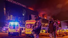 Policisté u hořícího koncertního sálu
