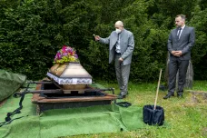 Přestavba parku v České Kamenici odhalila ostatky Němců. Zaniklý hřbitov nyní připomíná pamětní deska