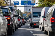 Dopravu v Hradci zkomplikovala oprava křižovatky. Na vytížených silnicích se tvoří kolony
