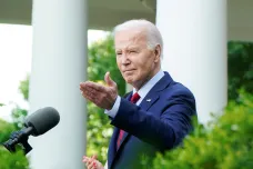 USA masivně zvýší cla na dovoz z Číny. „Zaplavuje globální trh levným zbožím“