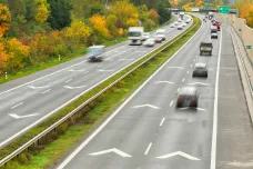 Dálnice D2 byla u Slovenska neprůjezdná. Uzavřela ji nehoda několika aut