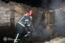 Drony zranily děti na Ukrajině, v Rusku vzplálo letiště