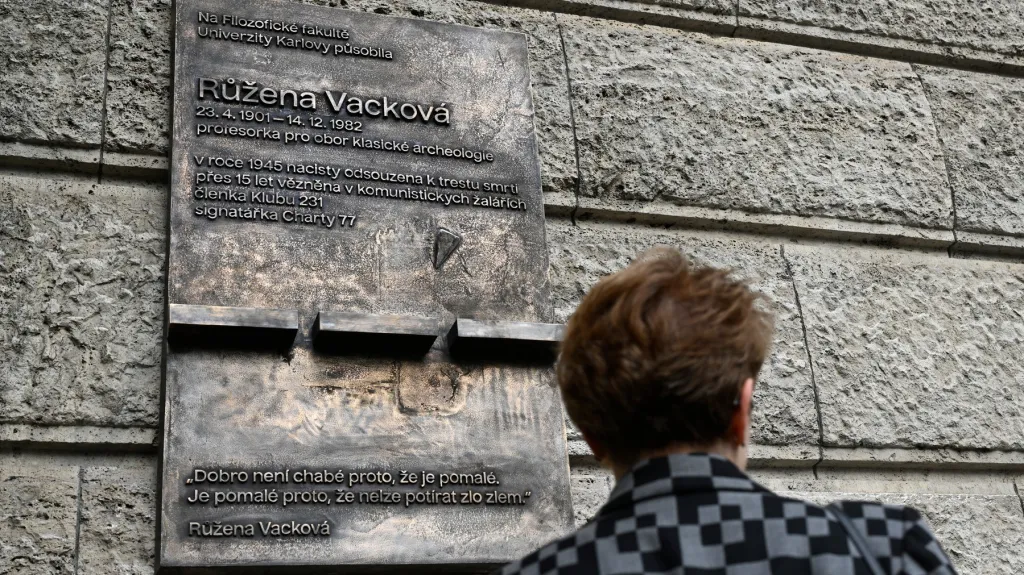 Pamětní deska Růženy Vackové