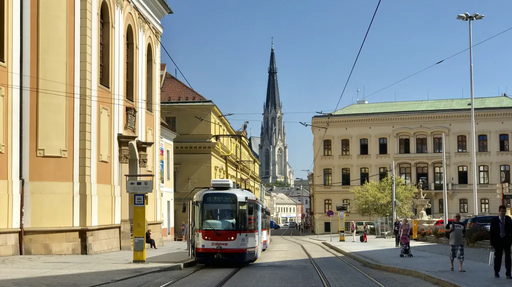 Hanácká kasárna (budova za tramvají)