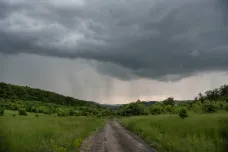 Po tropech v neděli dorazí silné bouřky