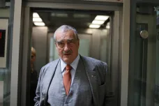 Ostatky Karla Schwarzenberga uložila rodina do hrobky u zámku Orlík