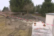 Mezi chatami u Lipna se otevřela hluboká jáma, propadl se tam grafitový důl