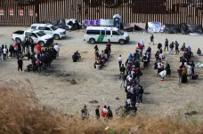 V USA končí stav zdravotnické nouze. Mění se pravidla i na hranici s Mexikem, čeká se nápor migrantů
