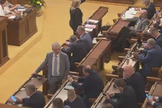 Poslanci jednali o konsolidačním balíčku do půlnoci. Koalice s opozicí si vyčítaly hospodaření