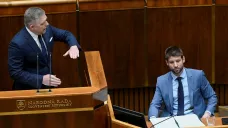 Robert Fico a Michal Šimečka na parlamentní schůzi k opozičnímu návrhu na vyslovení nedůvěry vládě