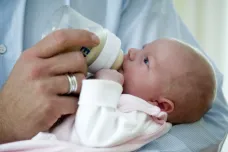 Úřady hledají stovky nových pěstounů. Připravují se na zavření kojeneckých ústavů