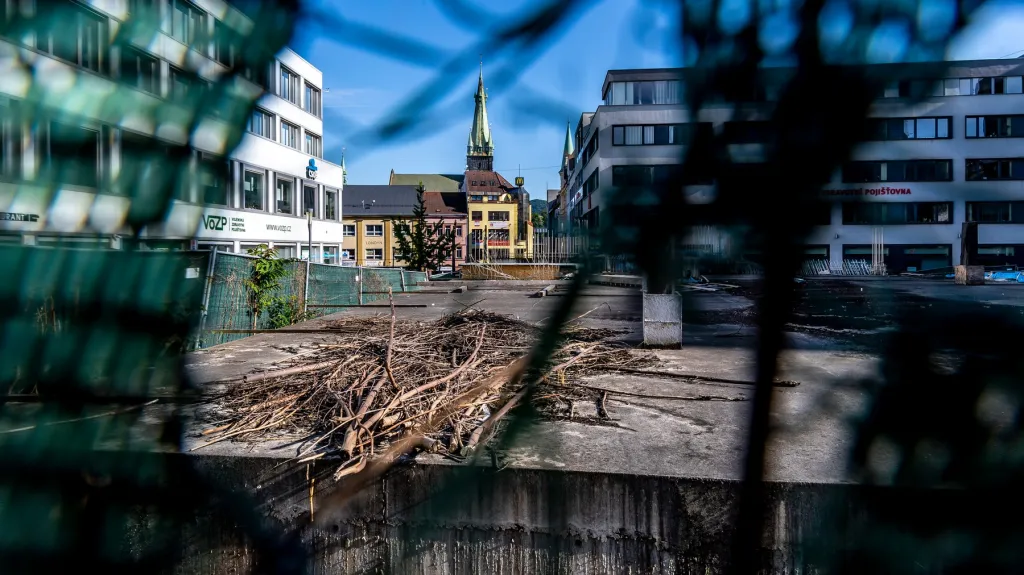 Staveniště v Ústí nad Labem, kterému se říká „díra“