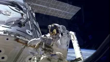 James H. Newman při výstavbě ISS v roce 1998