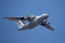 Dronové útoky jsou stále častější, Rusové svá letadla ukrývají pod pneumatikami