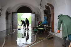 Hasiči na Moravě pokračují v úklidu po přívalových deštích
