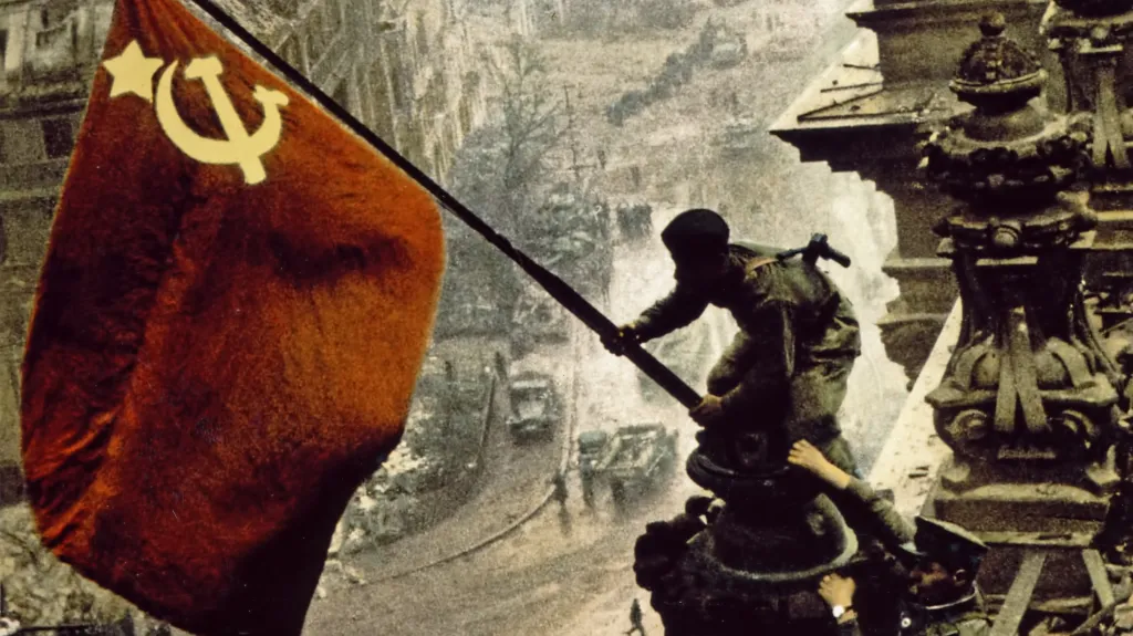 Vztyčení rudé vlajky nad Reichstagem