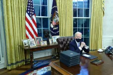 Otcové zakladatelé i Rosa Parksová. Biden změnil dekorace Oválné pracovny