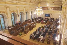 Sněmovna jednala o korespondenční volbě do půlnoci. Poslanci stanovili pevný termín pro hlasování