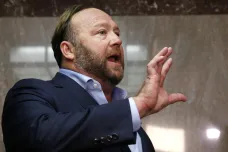 Konspirátor Jones má zaplatit téměř miliardu dolarů pozůstalým obětí útoku, který zpochybňoval