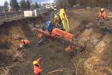 V Karlových Varech se nedaří zastavit sesouvající se svah. Ohrozit by mohl domy i dodávky tepla