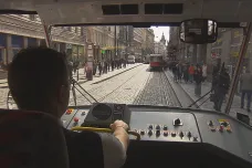 Nepozornost chodců mnohdy končí střetem s tramvají