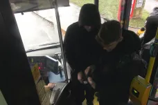 Do ústecké MHD se smí nastupovat jen předními dveřmi. Tvoří se fronty, spoje se zpožďují