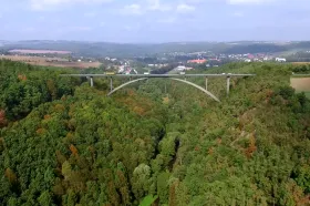 Na Plzeňsku vzniká nejvyšší silniční most v Česku
