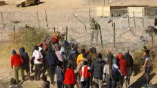 Migranti snažící se překonat mexicko-americkou hranici