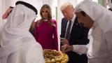 Prezident USA Donald Trump ochutnal během návštěvy v roce 2017 i arabské sladkosti