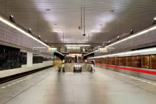 Prosakování vody na část dne uzavřelo stanici metra Muzeum