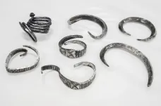 Student archeologie našel vzácné stříbrné náramky z vikinských dob