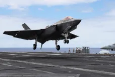 Zóna ČT24: Musk hledá pro Trumpa úspory, kritizuje i F-35