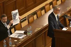 Největší zrada, hřímal k migračnímu paktu Babiš. Potřebujeme řešení, ne strašení, odvětil Rakušan