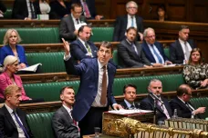 Britská sněmovna ukončila činnost před volbami. Průzkumy favorizují labouristy
