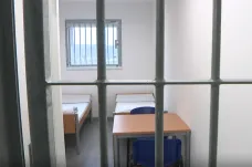 Soud zprostil dozorce věznice obžaloby z mučení odsouzené. U dalších pěti rozsudek zrušil