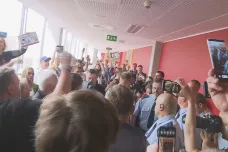 K soudu s Tušlem přišly desítky jeho příznivců, jednoho policie zadržela