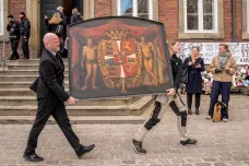 Polovina historické burzy v Kodani vyhořela, požár stále není zcela zlikvidován