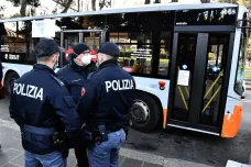 Pandemie ve světě: Itálie zpřísnila, obavy dále vyvolává omikron