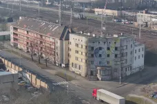 V Plzni začalo bourání pavlačových domů, nahradí je silniční okruh