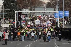 Srbský premiér po týdnech protestů oznámil, že končí