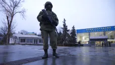 Ozbrojená hlídka v přední části letiště v Simferopolu