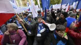 Protestující na Malostranském náměstí