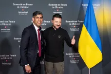 Státníci gratulují Starmerovi, Zelenskyj také poděkoval Sunakovi