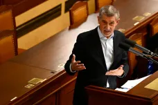 Babiš se ve sněmovně omluvil Kalouskovi za výrok o tom, že rozkrádal obranu